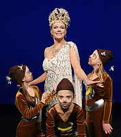 Arja Saijonmaa som isdrottning med fyra apbarn