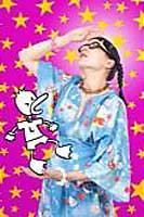 Kajsa Leka håller i tecknad anka och siktar mot en rosa himmel med gula stjärnor