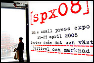 SPX 08-skylt och besökare som tittar ut genom Kulturhusets fönster