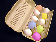 Äggkartong med vita och färgade ägg