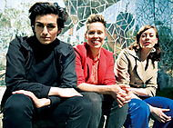 Sonja Schwarzenberger, Cajsa Unnbom och Lawen Mohtadi i solen utanför Street i Stockholm