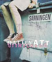 omslag biennalboken, med bild av en tjej i gymnastikskor som sitter på en pappersåtervinningsbehållare