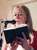 Boel Schenlaer läser poesi på scenen