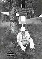 omslag Bokboden nummer 1/05 - svartvit bild av man (författare?!) i ljus hatt och kostym vid ett träd
