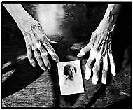 svartvit bild: händer och ett fotografi
