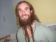 Promoe ser glad ut i ett kök