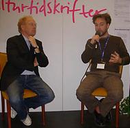 David Karlsson och Carl Henrik Fredriksson på scenen i kulturtidskriftsmontern