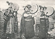 Tre machis, medicinkvinnor med trummor