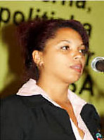 Porträttbild Gladys Ayllón vid mikrofonen