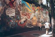 Gata i Caracas med stor målning på en mur