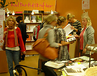 folk som rör sig i montern, lite suddig bild