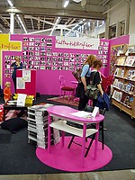 Interiör kulturtidskriftsmontern, rosa väggar, pärlplattor i svart och vitt