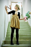 Annika Norlin i trappa med pris-N och blommor