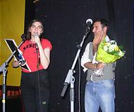Martina Lowden och Mustafa Can på scenen
