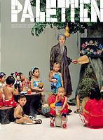 Omslag Paletten nummer 266: färgbild av Wang Qingsong med lärare och barn och konstgjorda stubbar och ett träd
