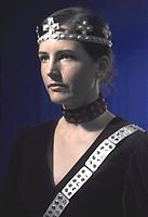 Medlem från Makabra Bijouterier iförd krona och ordensband av pillerkartor