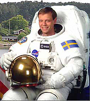 Bildcollage förgrund Christer Fugelsan i rymdmundering och den svenska skärgårdsidyllen i bakgrunden