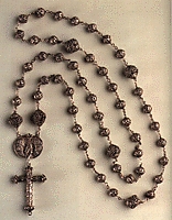 När någon stöter på Rosenkransen första gången och får den hastigt förklarad för sig, kan det säkerligen hända att det verkar arbetsamt och krångligt, svårt att minnas och omständligt.