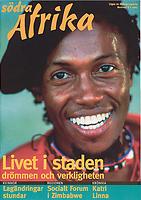 Omslag Södra Afrika nummer 8/05 om livet i staden - porträttbild på glad man i basker