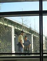 Två killar utanför Street i solen