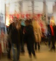 suddig bild av folk som vimlar på Street