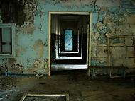 Rum från Tjernobyl  med flagnad blå färg och korridor som leder bortåt