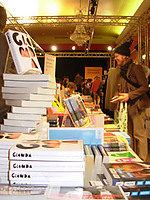 Bild från Textmässan 2007: böcker och besökare i mössa